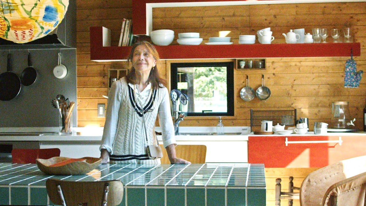 Не слишком опрятный, но в меру уютный / живущий в окружении любимых вещей.