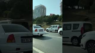 Arabanın Marka Modeli Nedir ? Orta Şeritteki Koyu Bal Rengi Olan