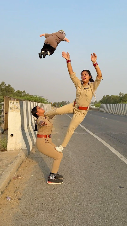 Is police wali ne to kmal kar diya 😳😱😳 #shalukirar #ytshots #shorts