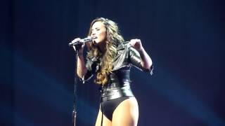 Demi Lovato -Wildfire (live debut) - Saddledome Scotiabank, Calgary - 27-08-2016