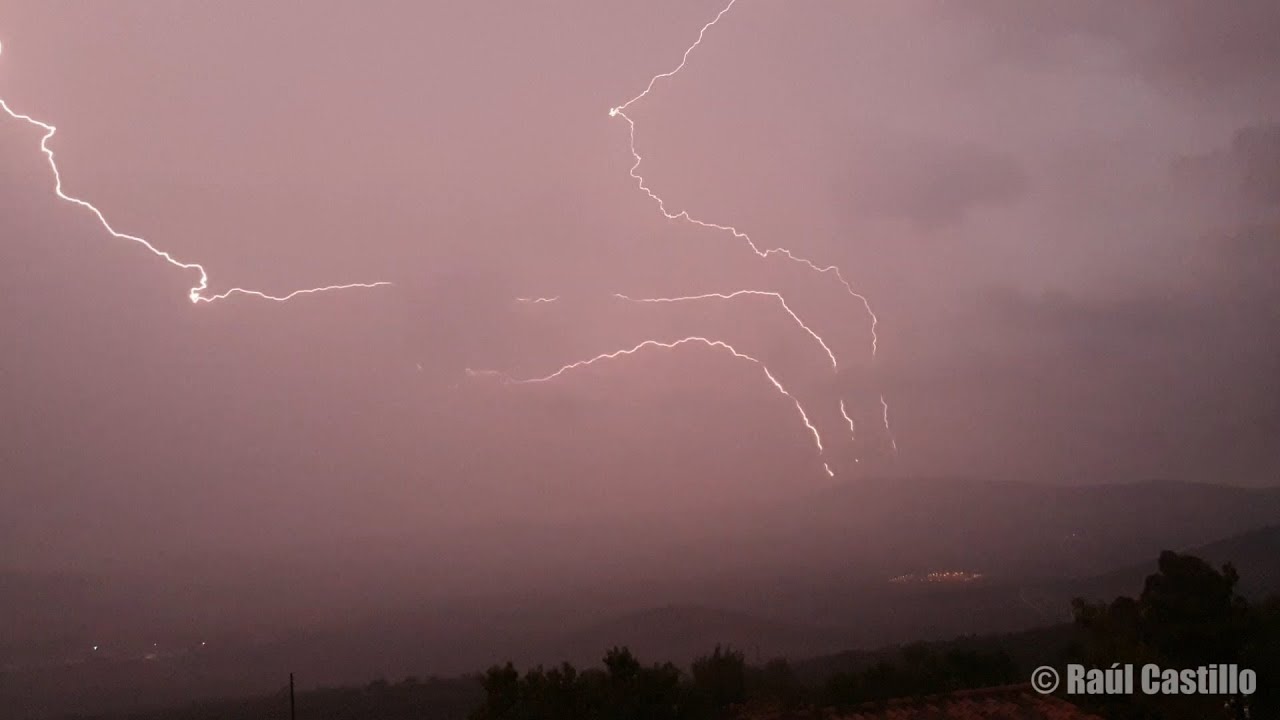 Upward Lightning and Huge Shelf Cloud | Rayos tierra-nube y enorme Arcus. Archidona (18-10-2018)