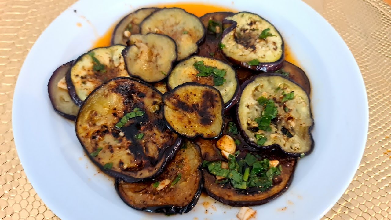 Everyone's crazy about this easy & cheap Italian garlic eggplant recipe!! No frying eggplant