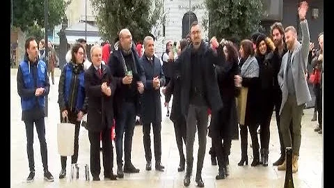 I nostri auguri in diretta da Piazza Libert ad Ave...
