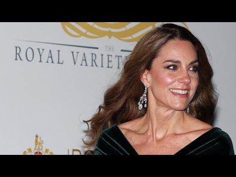 كيت ميدلتون تتألق بفستان مخملي أخضر في حفل    لعام 2025