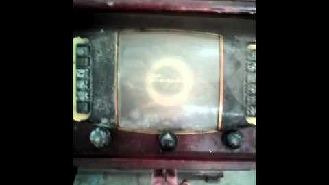 vintage zenith 2 tone arm record player with radio