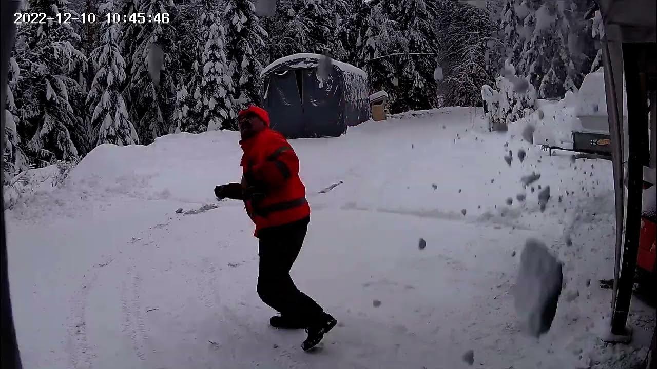 Man Narrowly Escapes Falling Tree Branch Covered in Snow - 1403815