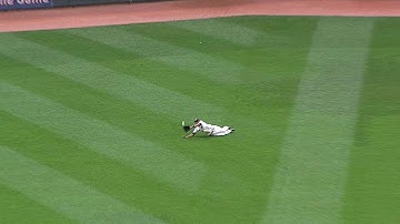 HOU@MIN: Hicks makes diving catch to seal the win