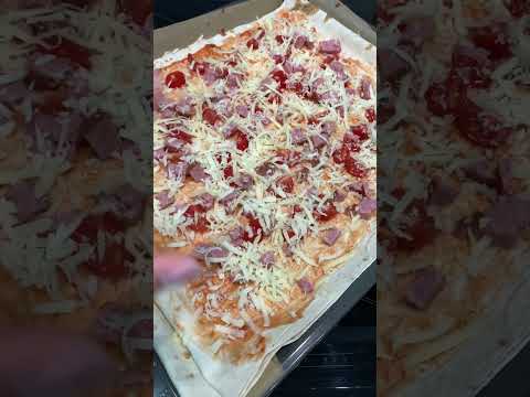Главный на кухне сегодня мой сын 😉 кстати, получилось вкусно, только края хрустящие #пицца #рецепты