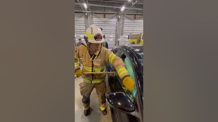 Firefighter shows how to safely break car's glass window! 👩‍🚒🚗  -  🎥 payeurg