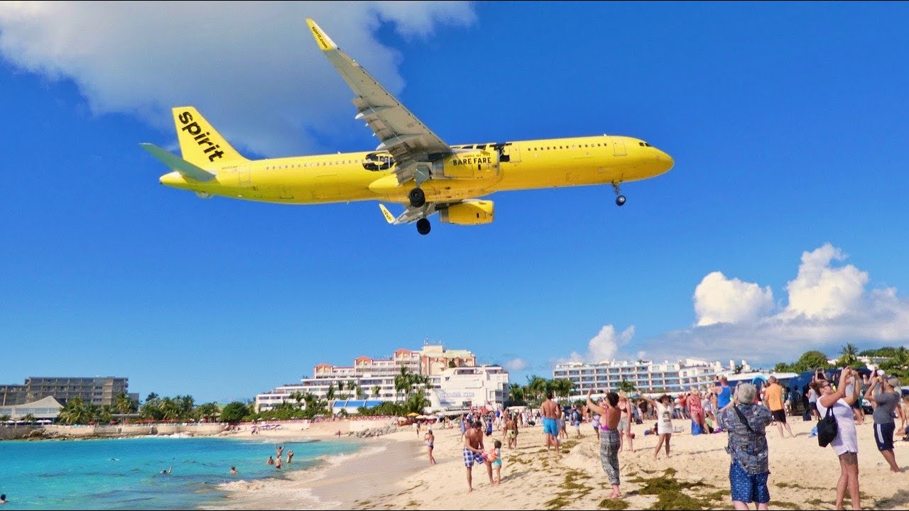 Dangerous St Maarten airport Maho Beach plane landings & jet blast