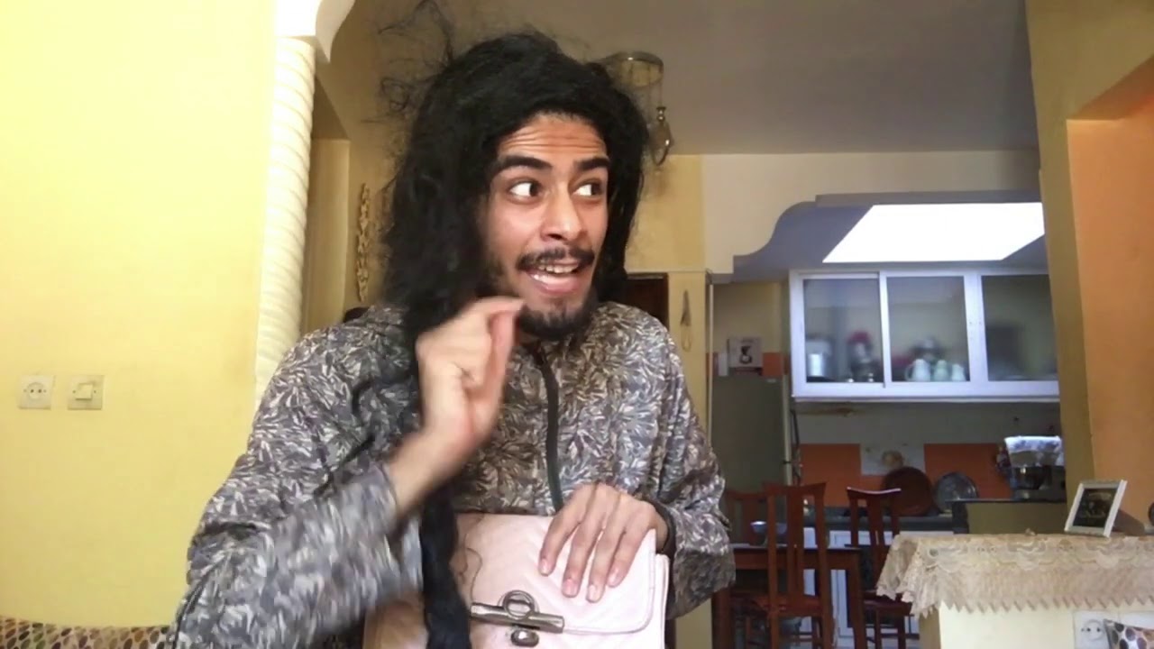 معاناة البنت مع خوها الصغير