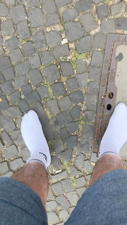 This guy does his sightseeing in SOCKS! #noshoes #whitesocks #berlin #socksaddict #shoesoff