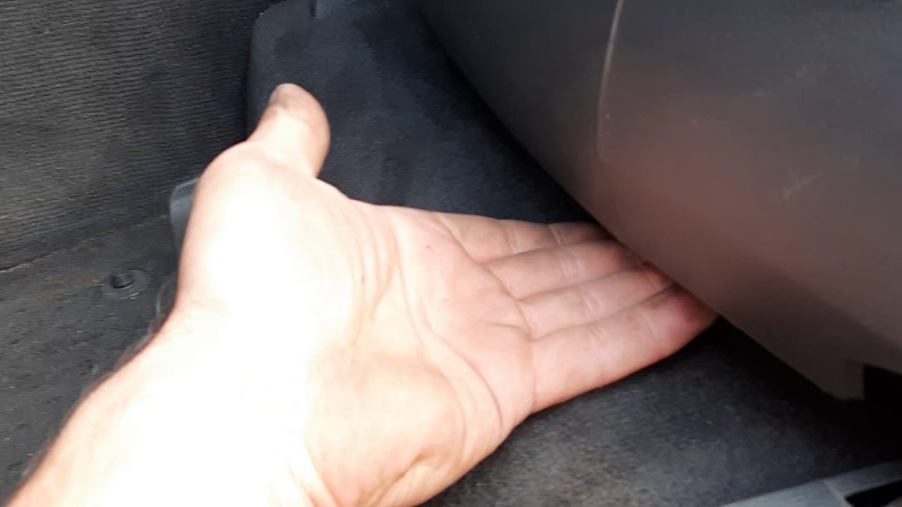 Как снять аккумулятор на фольсваген туарег - YouTube