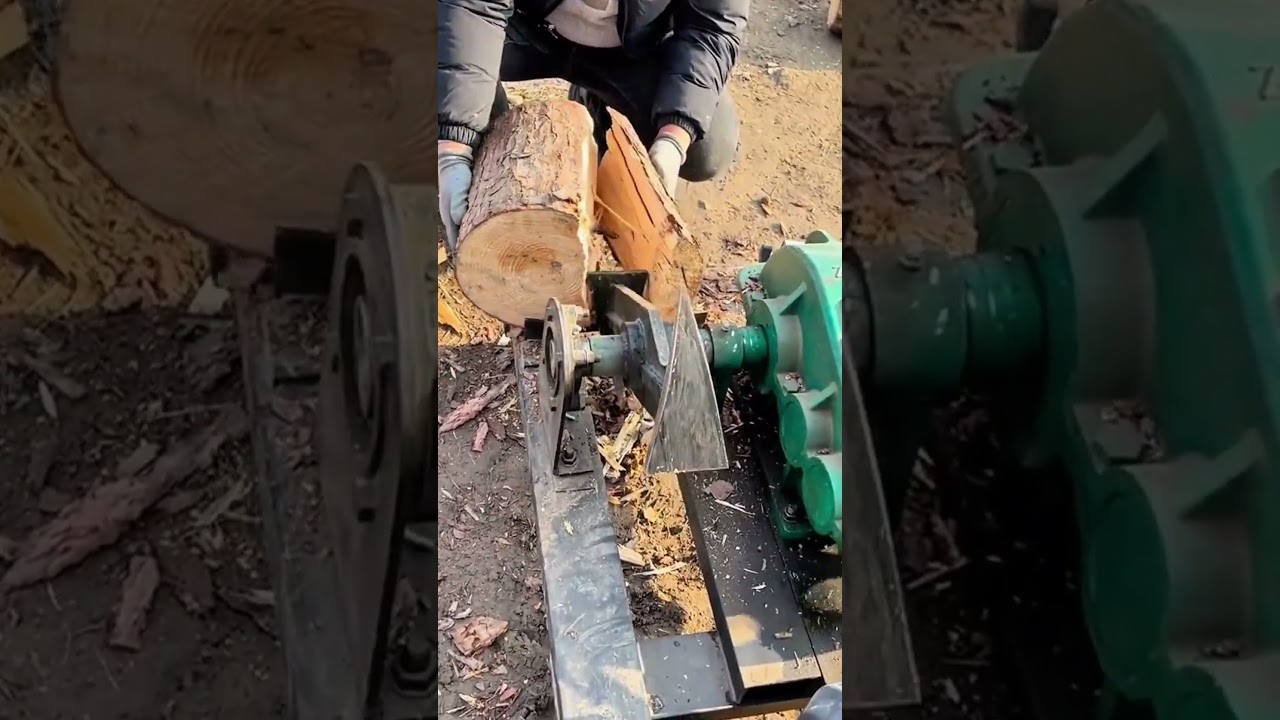 Efficient Industrial Machine Splitting Large Wood Logs Into Pieces