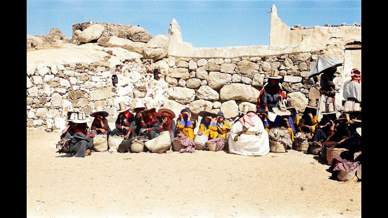 منطقة عسير تنومه سوق السبت 1945م تم تلوين الصور من قبل  قناتي   العصر الذهبي