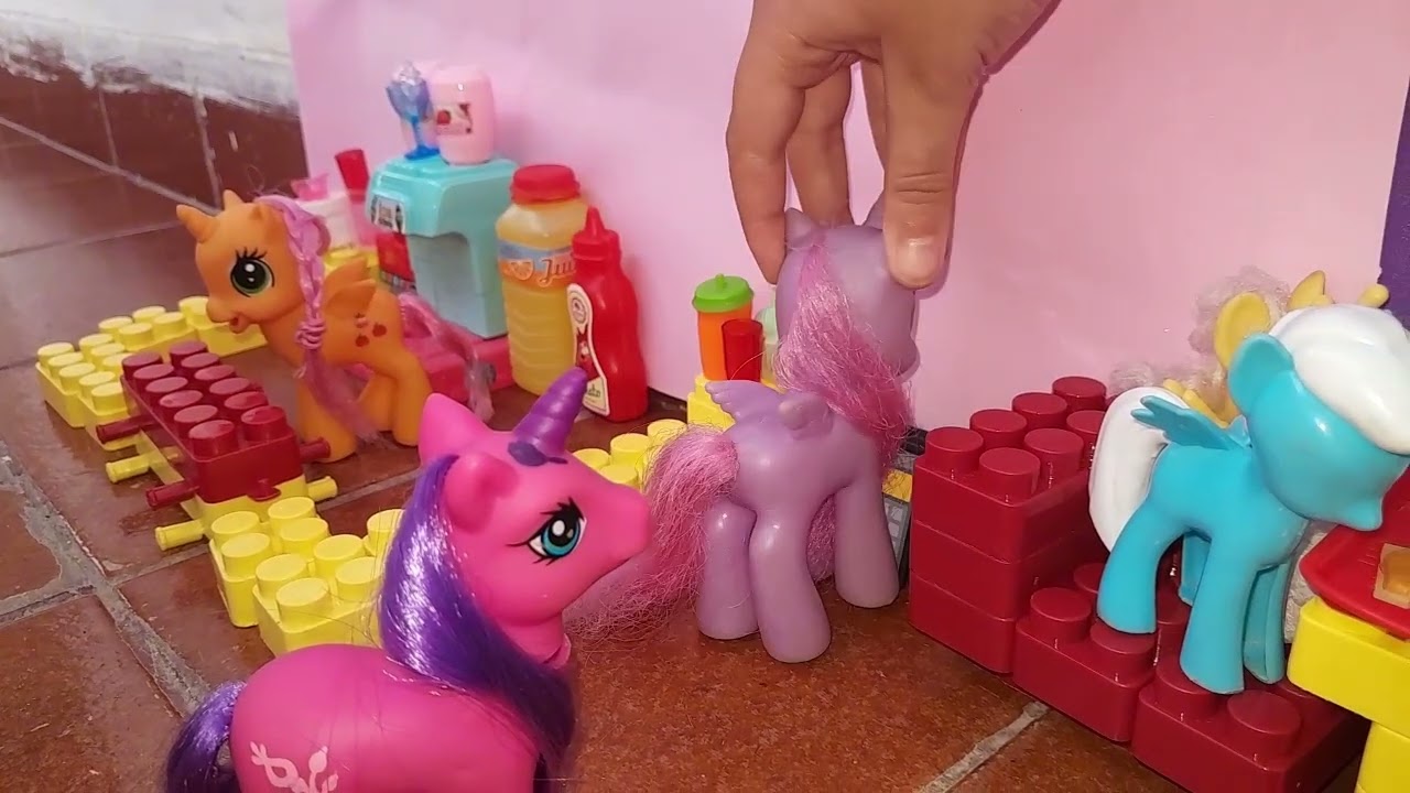 Os pôneis foram ao shopping. 