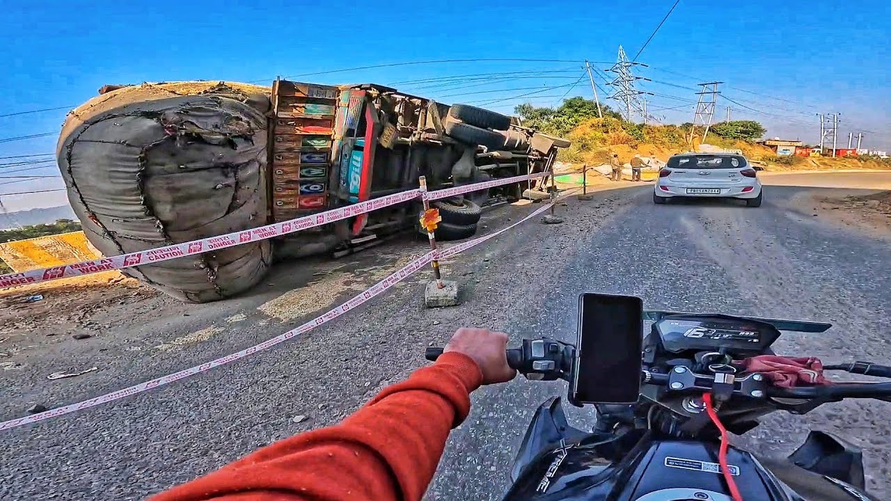 “Jammu Highway Pe Bada Accident ⚠️ | Truck Ulta Mila – Narrow Escape on Bike!”
