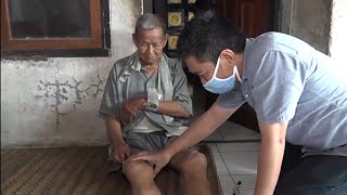 MEMBAWA DOKTER UNTUK BAH ALIM YANG SAKIT TIDAK BISA BERJALAN