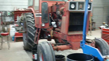 Kolik kvarterů oleje si vezme traktor 1086 international?