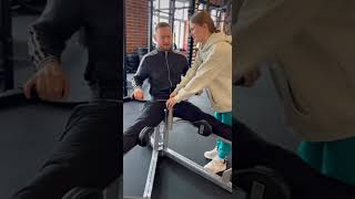 растяжки на шпагат в спортзале