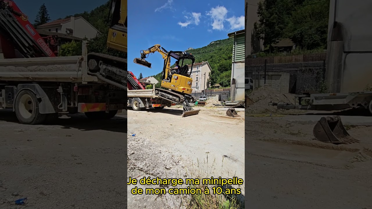 Dechargement mini pelle du camion sans rampes à 10 ans