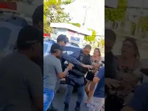 Em São Luís, Maranhão, policial coloca a mão embaixo da saia de uma mulher