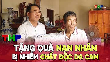 Tặng quà nạn nhân bị nhiễm chất độc da cam