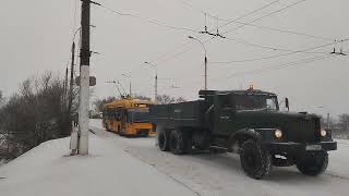 КрАЗ буксирует троллейбус АКСМ-32100 №256 по городу Тирасполь