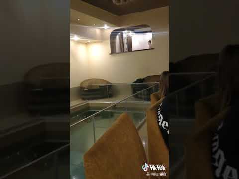 Неудачный прыжок в бассейн.