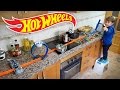 HOT WHEELS NA COZINHA!! Corrida de Carros na Pista Track Builder - Hotwheels in the Kitchen  