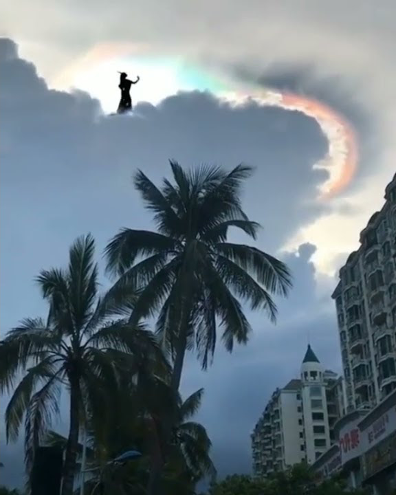 VIRAL 🥸🥶🥶- PENAMPAKAN BIDADARI MENARI DI ATAS AWAN #shorts