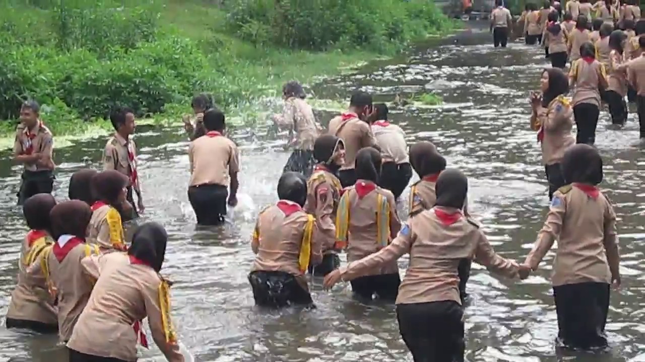 Heboh Pramuka Mandi Di Sungai Video Salam Pramuka Youtube