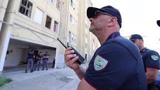 Napoli, uomo si barrica in casa e spara sulla gente a Chiaiano