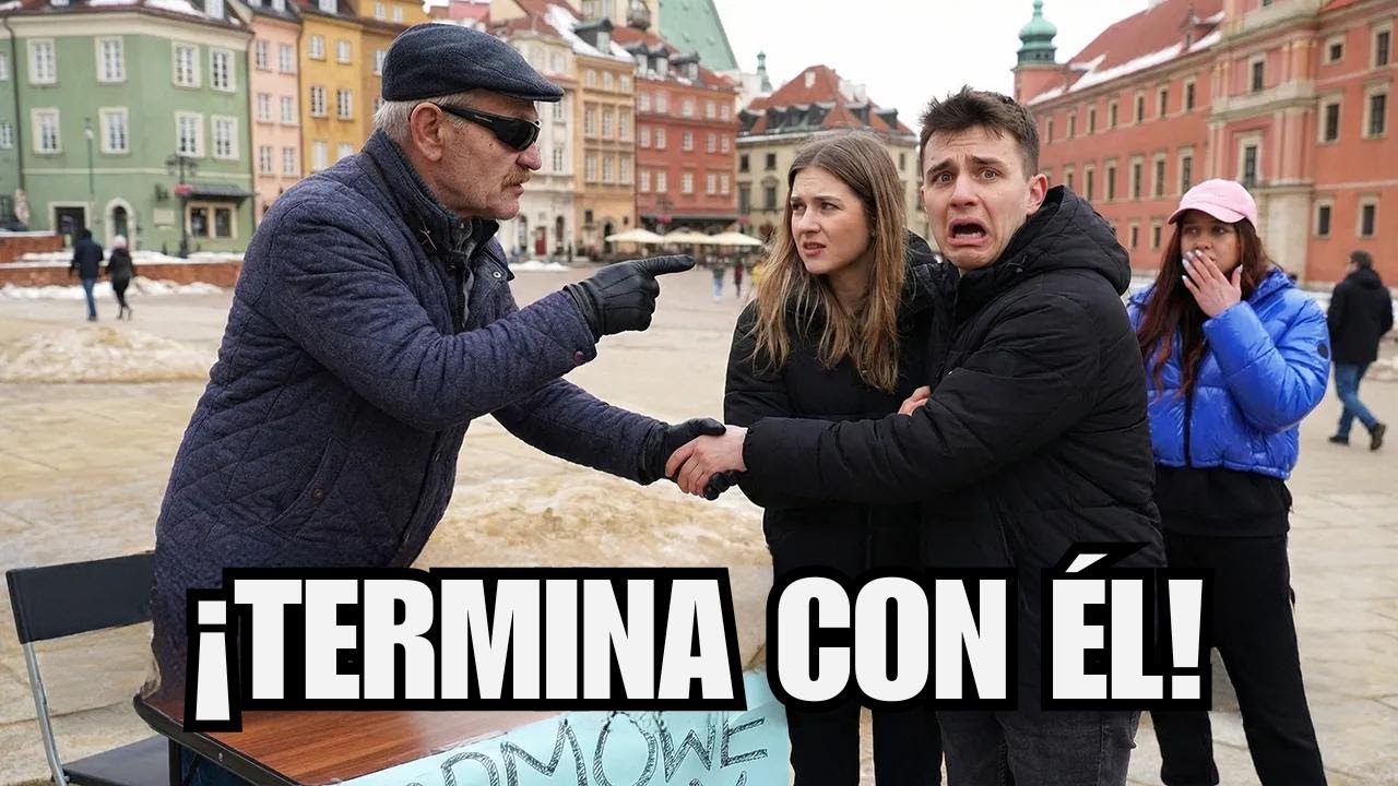 Leyendo la palma y diciéndoles a parejas que deberían cortar