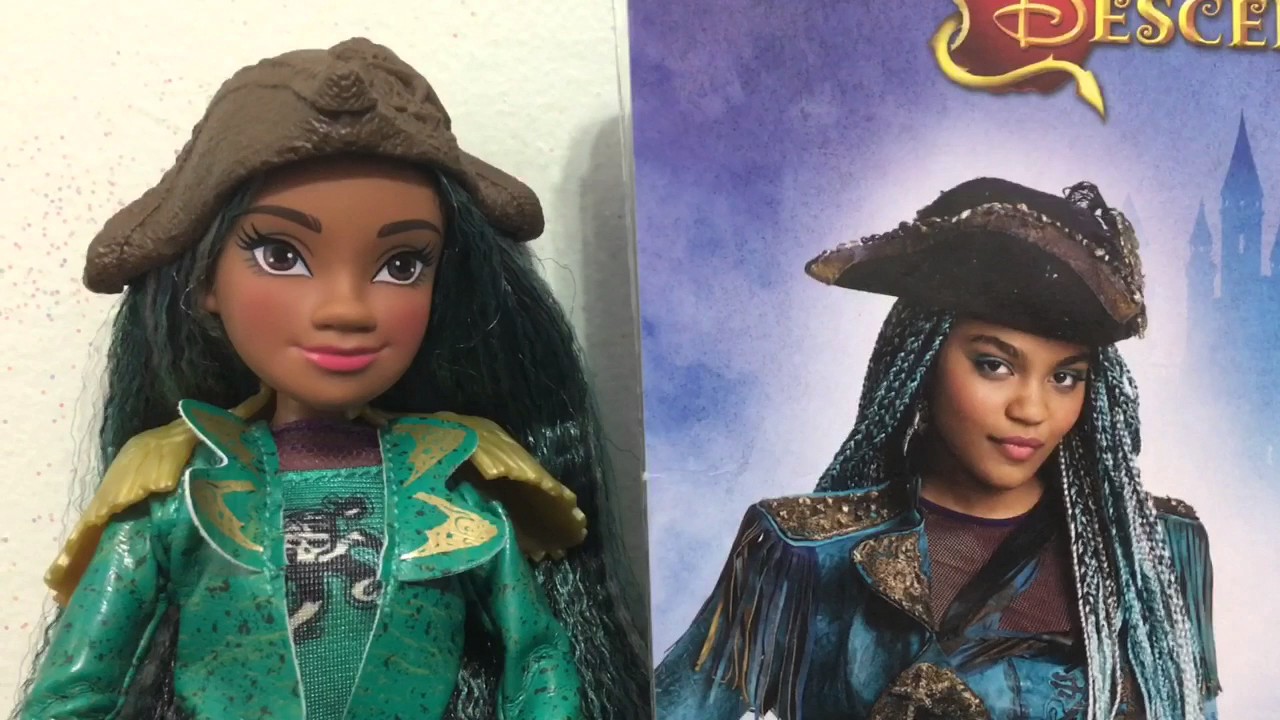 DISNEY DESCENDANTS 2 UMA DOLL REVIEW & COMPARISON - NEW LIVE ACTION MOVIE  DOLL 