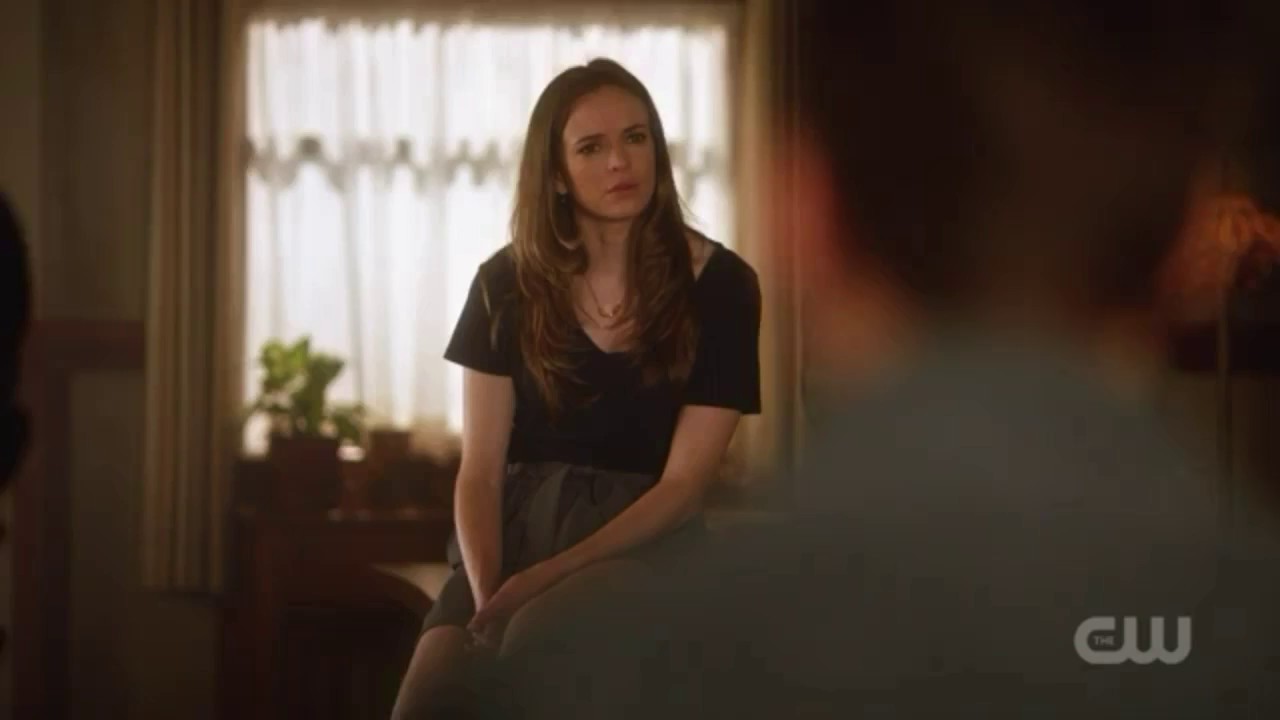 The Flash 5x02 'Blocked' - Nora shows Team Flash the newspaper article from the future.