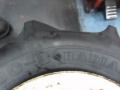 農業・農耕用バインダー（収穫機）のタイヤ交換のようす。　17X700-8　Pillow　Lug　ブリヂストン　【タイヤマンＴＡＩＲＡ  東京都八王子市】