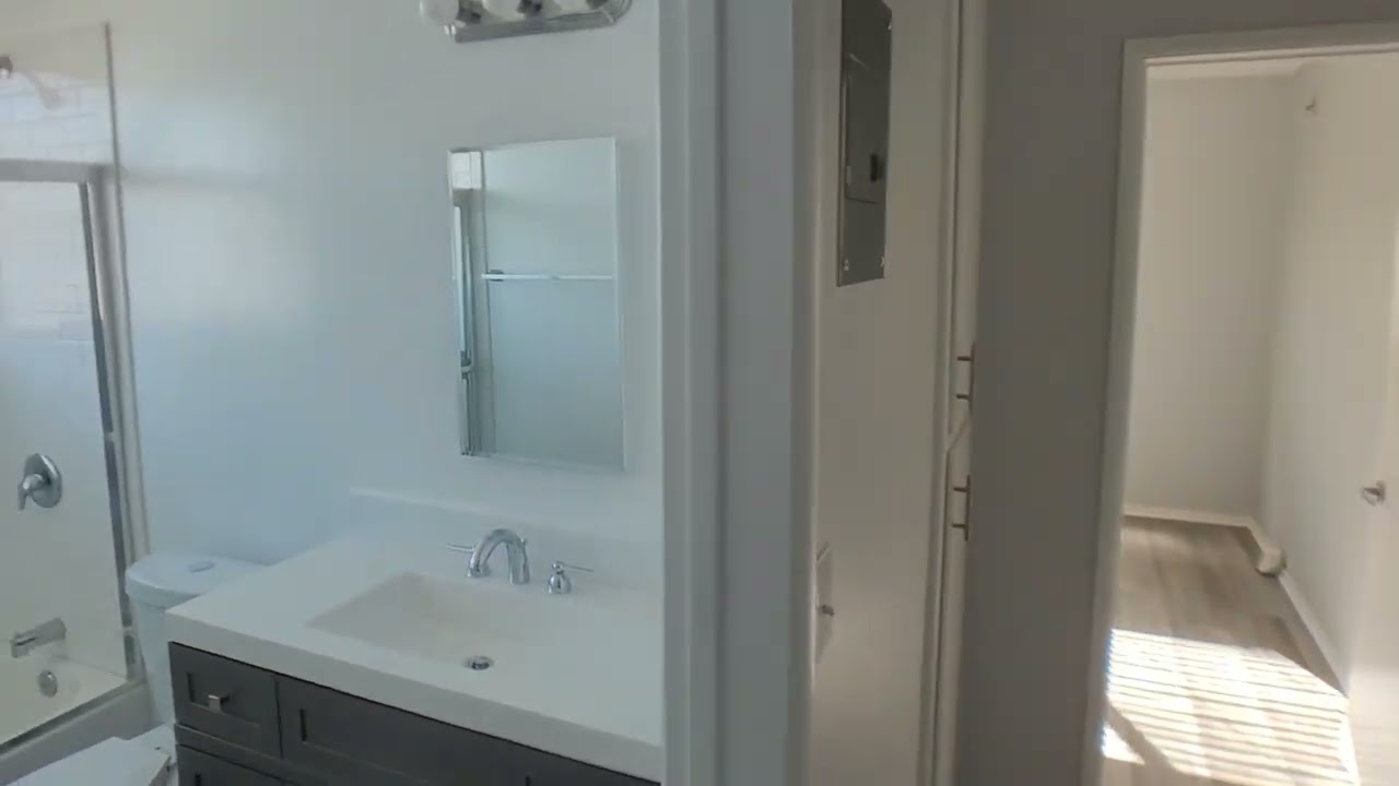 Los Feliz 2 bed 2 bath with parking apartment for rent.