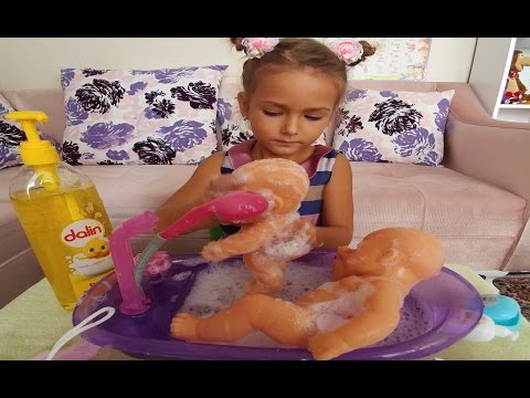 elif yağmur ve minik bebeğe banyo yaptırıyor uyutuyor , eğlenceli çocuk videosu