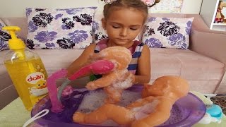 elif yağmur ve minik bebeğe banyo yaptırıyor uyutuyor , eğlenceli çocuk videosu