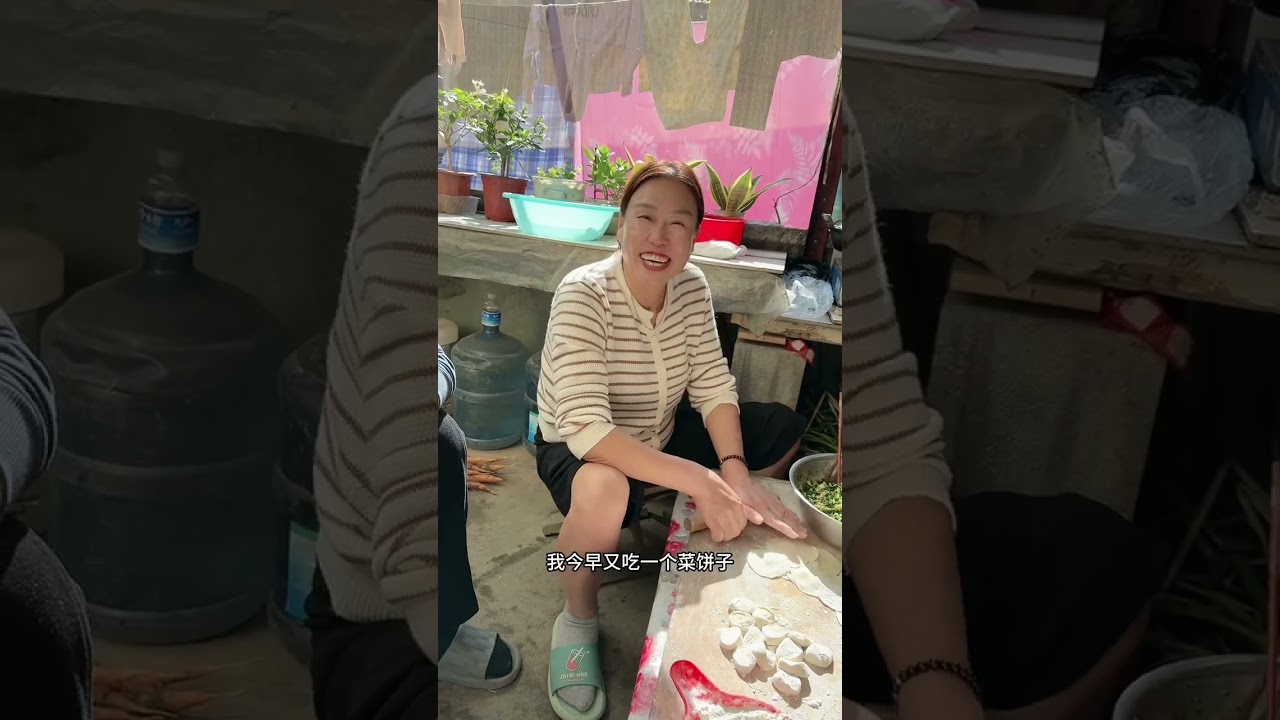 婆婆去韩国近一个月，很是想念家里饭菜的味道。这一回来，奶奶立马给婆婆包最爱吃的韭菜馅饺子。这口饺子吃的是家的味道#饺子 #婆媳 #家的味道 #美食 #亲人团聚 @DOU+小助手 @抖音小助手