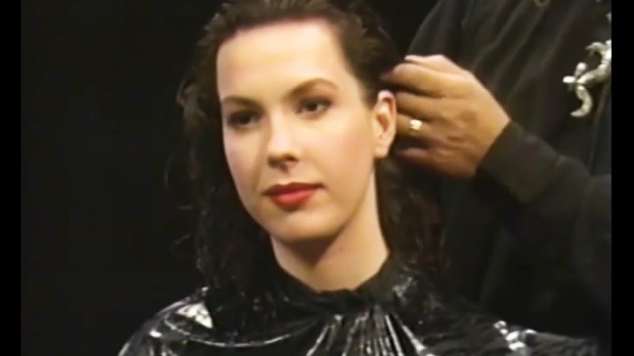 Модель отрезает большую часть волос прямо на сцене