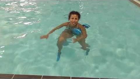 Aqua instructor tip #91 single dumbbell deep kick forward and back