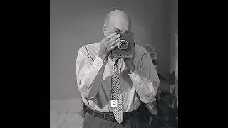 Este hombre tiene una cámara que predice el futuro dentro de cinco minutos#movie #peliculas #shorts