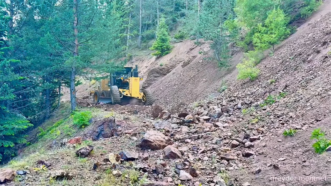 Как грейдер Deere 670 пересек болото на горной дороге #johndeere #грейдер #deere