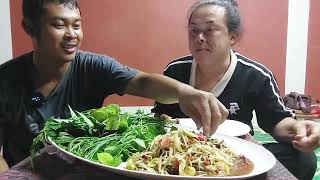 ส้มตำเผ็ดใส่ปูนาดองขนมจีนสาวเฉิ่มเข้ากันสุดๆได้ผักสดๆจากริมรั้ว