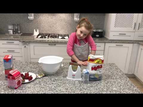 Арина готовит с мамой. Рецепт творожного торта с клубникой.