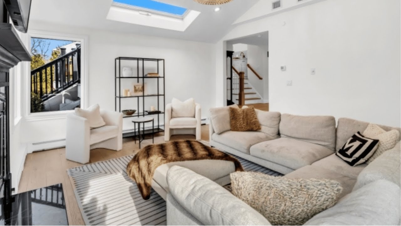 Внутри отреставрированного старого дома в Таппане с отделанным подвалом и окруженного деревьями л...