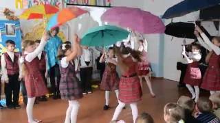 Танец с зонтиками от девчонок 4 кл.