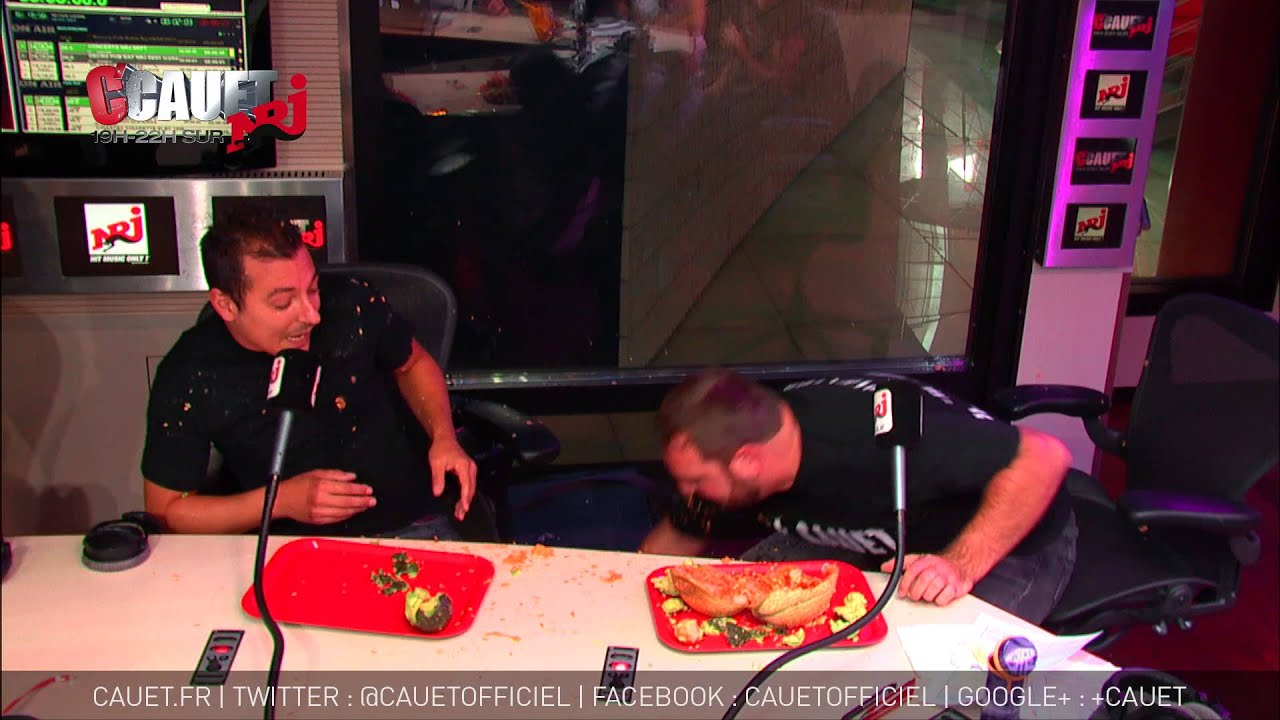 Jeff casse une noix de coco avec ses fesses - C'Cauet sur NRJ